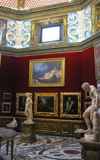 Artefakty jsou zde promyšleně rozmístěny