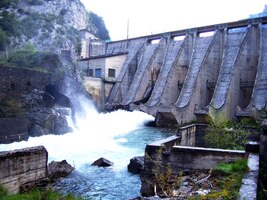 Je postavena na řece Aragon,