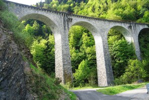 kolem viaduktů dávno zrušené železnice
