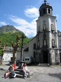 Jsme v cíli první etapy - u kláštera v Sarrance