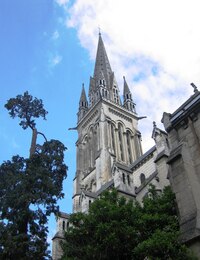 V centru města stojí chrám Saint-Martin,