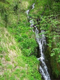 ale padal také dolů v malých vodopádech