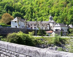 Takhle vypadá klášter od řeky