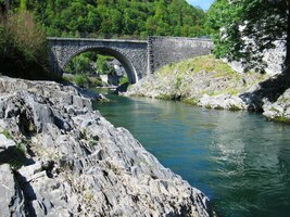 Ta je zde vzedmutá malou přehradou