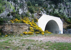 Tímto tunelem se dá bezpečně projít, vlak už léta nejezdí