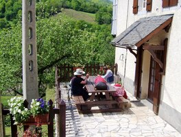 První oběd na cestě - nabídkou sednout si u dobrých lidí na zahradě jsme nepohrdli