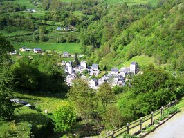 Dole je další horské městečko Estaut