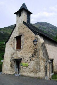 Odpoledne přicházíme ke kapli v městečkui Borce