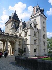 Dominantou města je ovšem tento hrad z 12.století,