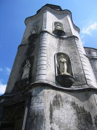 Věž jeho kostela je zdobná