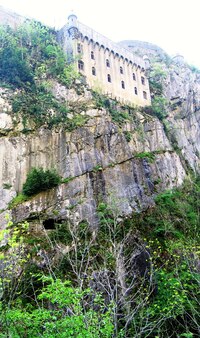 Zde se nad námi týčí majestátní pevnost