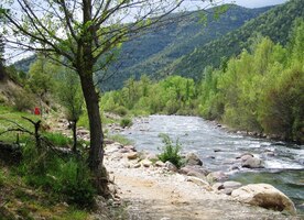 kolem řeky mírným spádem dolů