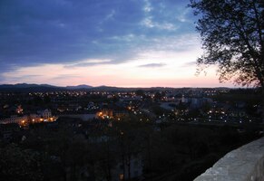 Tam na obzoru jsou Pyreneje a za nimi Španělsko