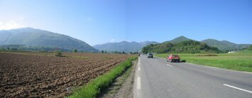 Silnice směřuje do údolí řeky Aspe,