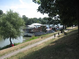 a sledujeme cvrkot na jejich nábřežích