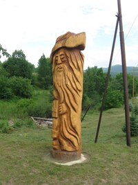 stojí zajímavý dřevěný pantáta