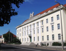 stejně jako městské paláce