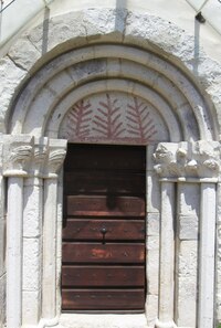 ale portál nese cenné románské prvky