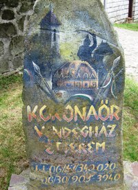 Kolem obelisku místního hulána