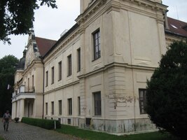 s vinařským muzeem (v rekonstrukci)