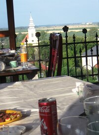 Jeho součástí je i hradní restaurace,