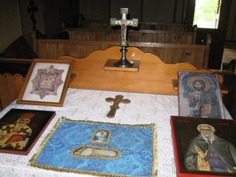 Je to tu okázalé, ale i skromné