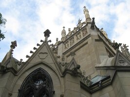 k mauzoleu grófa Júliusa Andrássyho