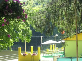 kde relaxujueme v zahradní restauraci