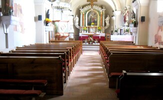 Interiér je prostý a nenápadný,