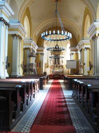 Interiér chrámu je uhersky honosný