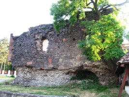 jemuž vévodí tento nenápadný hrad