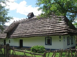 s malebnou lidovou architekturou