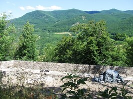 více než 200 metrů nad obcí