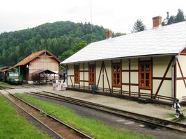 přijíždíme na nádraží v obci Majdan