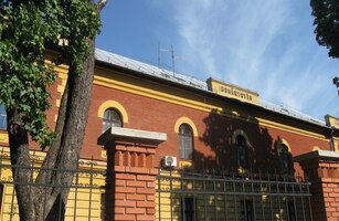 Za tabákovou fabrikou je nádraží