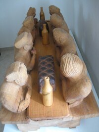 Dřevění svatebčané tu hodují za doprovodu kutálky