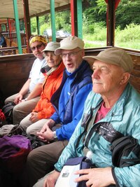 a přiděluje nám místa u okénka