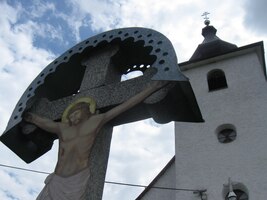 PO 29.6. - Před místním kostelem