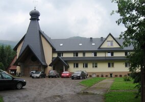 NE 28.6. Kolem kostela, kde se chystá mše