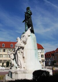 a pomníkem osvobození v jeho průčelí