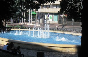 a děti se osvěžují tříští kapek z fontány