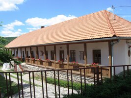 a pod ním horská osada Füzér