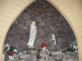 a je tu i P.Maria Lourdská s Bernardettou