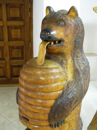 a taky medvěd si dává do nosu