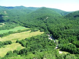 Stojí na skalním ostrohu