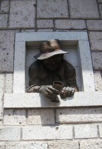 U vstupní brány nás zkasíroval mýtný