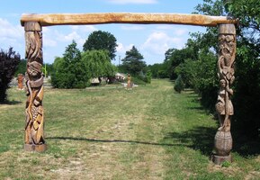 a slavobránou vešli do místního parku