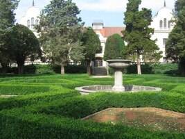 Za kaštielem je francouzská zahrada,