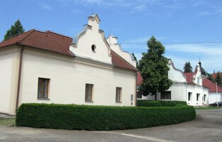 za ní velké barokní podhradí