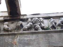 Jeho vlysy se skrývají pod jedinou zachovanou střechou antického světa